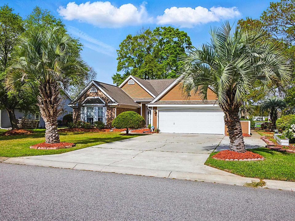  Single-family home in a residential neighborhood in Carolina Forest, South Carolina 